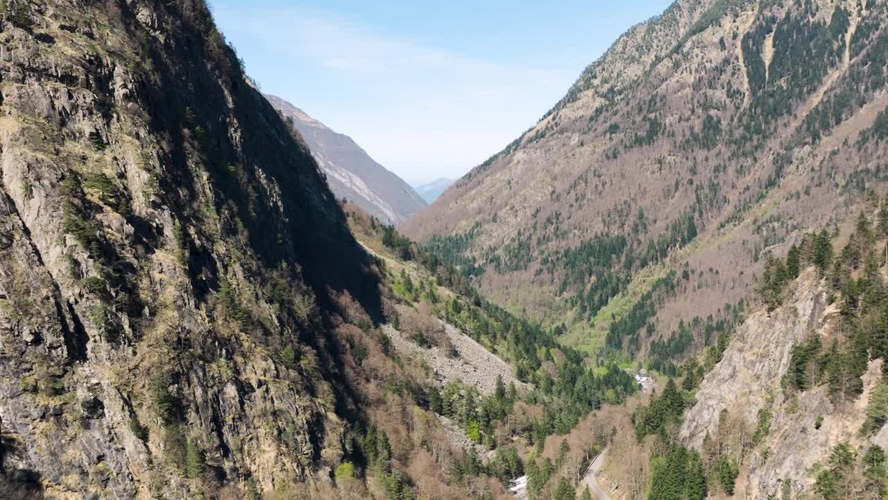 一架无人机/航拍片段在法国比利牛斯山脉的考特雷特山谷向后飞行视频素材