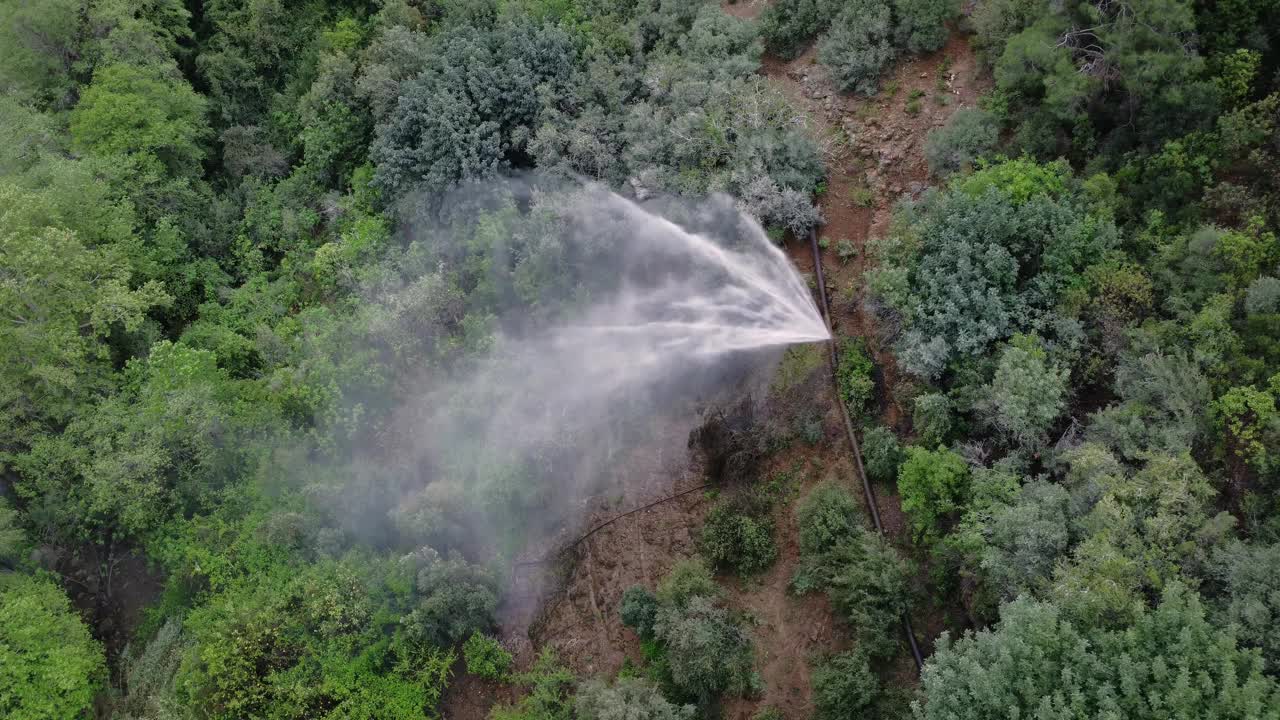 无人机捕捉到管道爆裂，绿色峡谷缺水。管道破裂的航拍画面，损失影响了自然环境。管道爆裂的场景，迷失在山区环境中视频素材