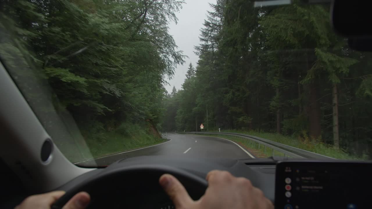 沿着树木繁茂的道路旅行视频素材