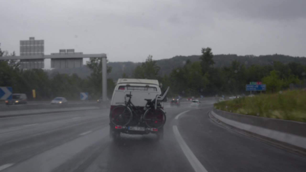 雨天公路上的自行车视频素材