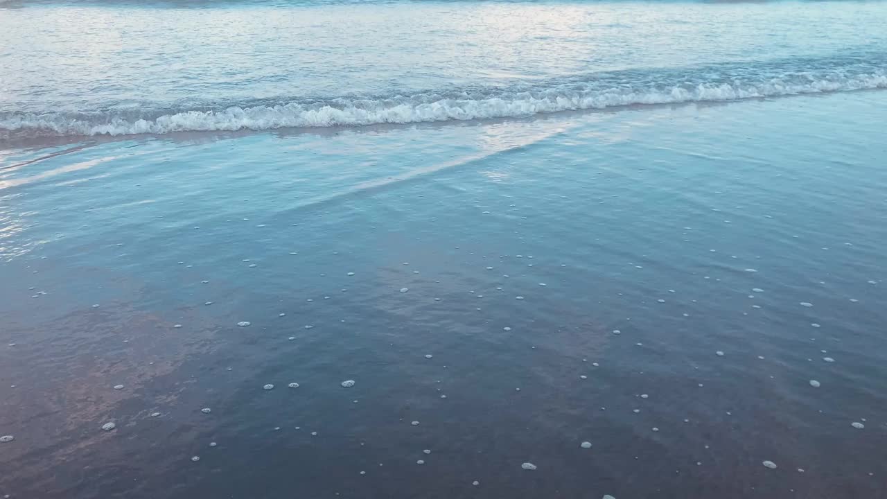 美丽的海浪在海滩上，蓝天和海水视频素材