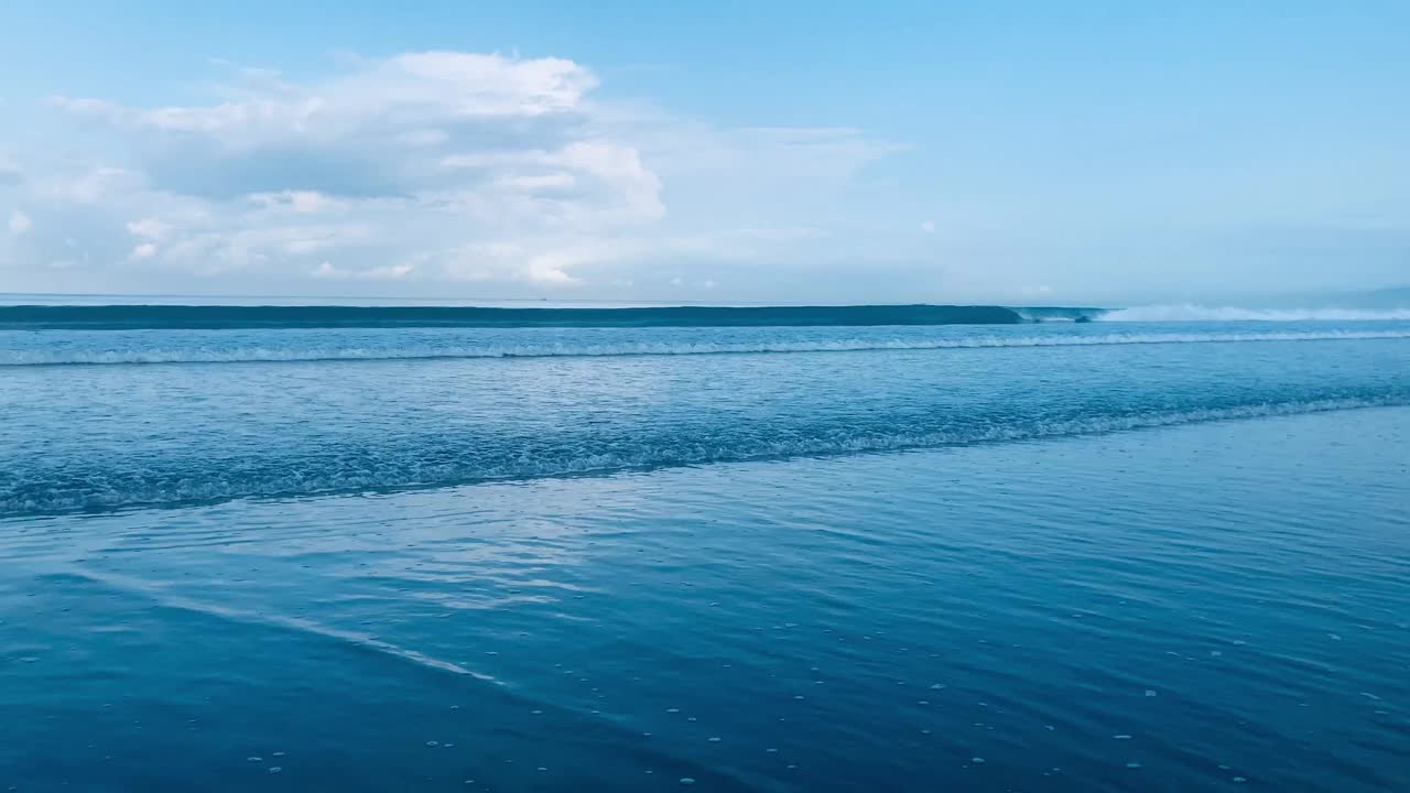 美丽的海浪在海滩上，蓝天和海水视频下载