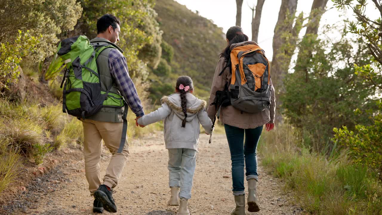 幸福的家庭，户外的徒步和牵手，大自然的背包和关怀。妈妈，爸爸和孩子在森林里徒步旅行，在树林里散步，一起度假，度假或冒险视频素材