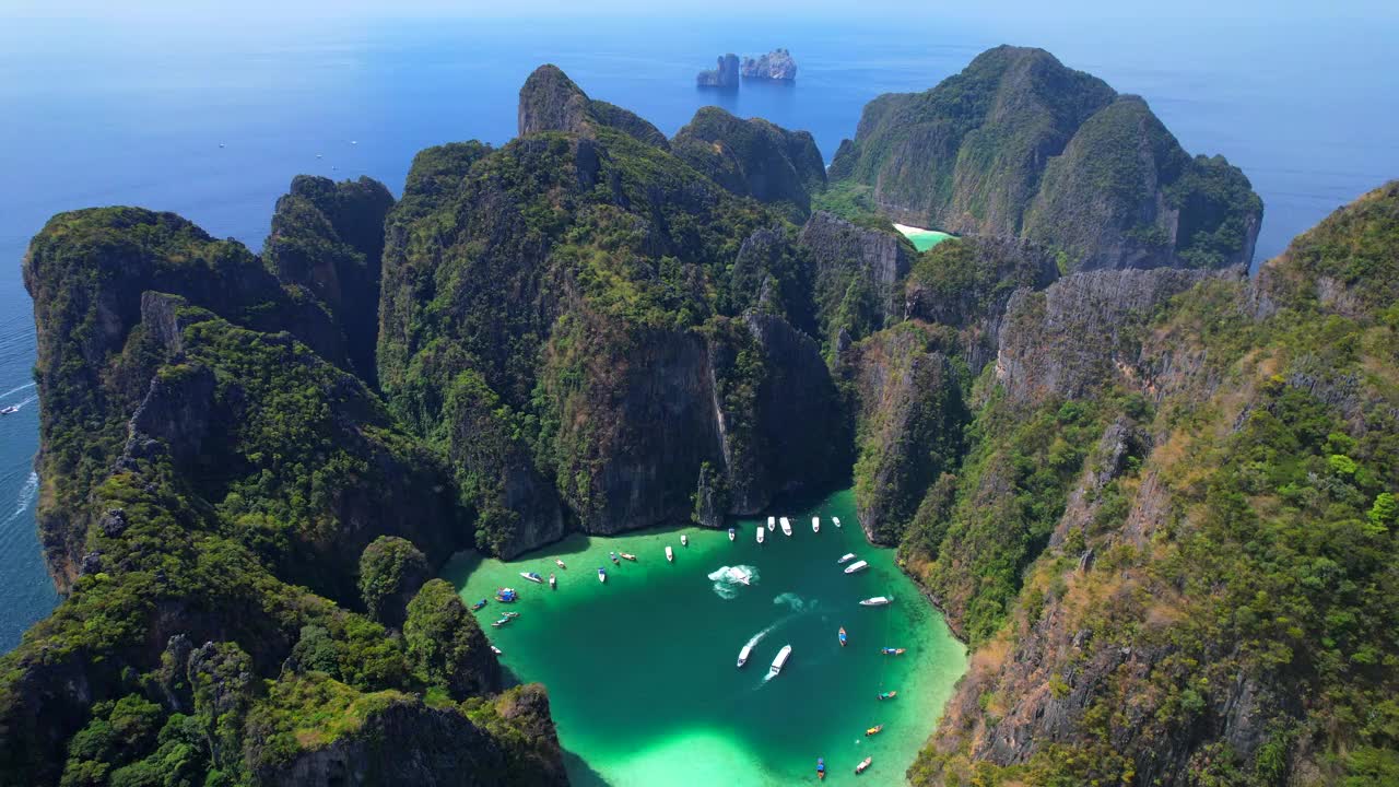 从空中俯瞰很棒的皮皮岛。泰国的天堂视频素材