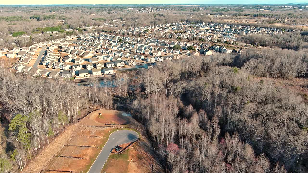 从南卡罗来纳郊区的美国城镇住宅俯瞰视频素材