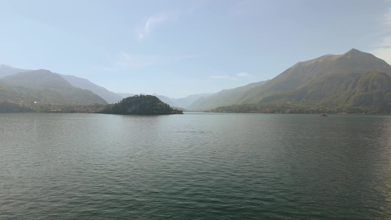 在一个阳光明媚的日子里，意大利北部伦巴第地区的科莫湖(Lago di Como)的无人机镜头视频素材