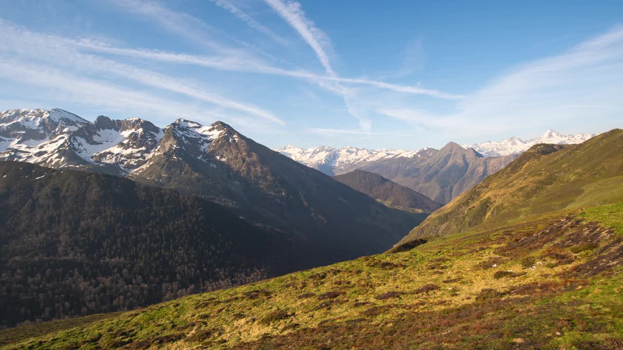 一个平移的风景剪辑显示美丽的景色雪山在法国比利牛斯山脉视频素材