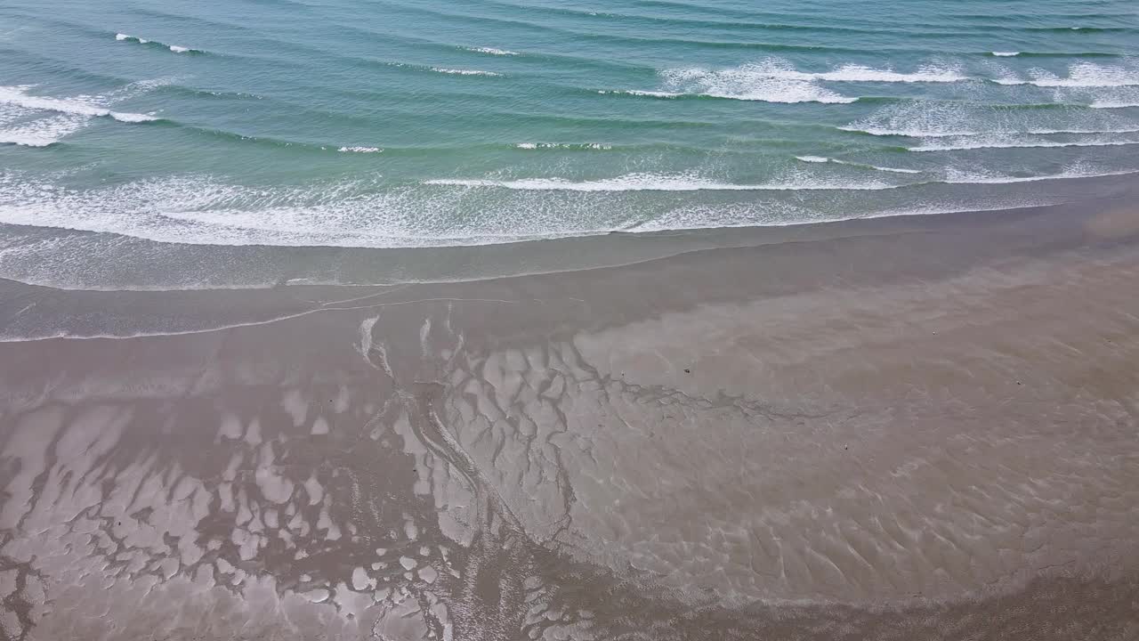 沙滩上的沙子，海浪，海景。沙滩和海面上的白色泡沫，无人机拍摄的视频。海景。视频素材