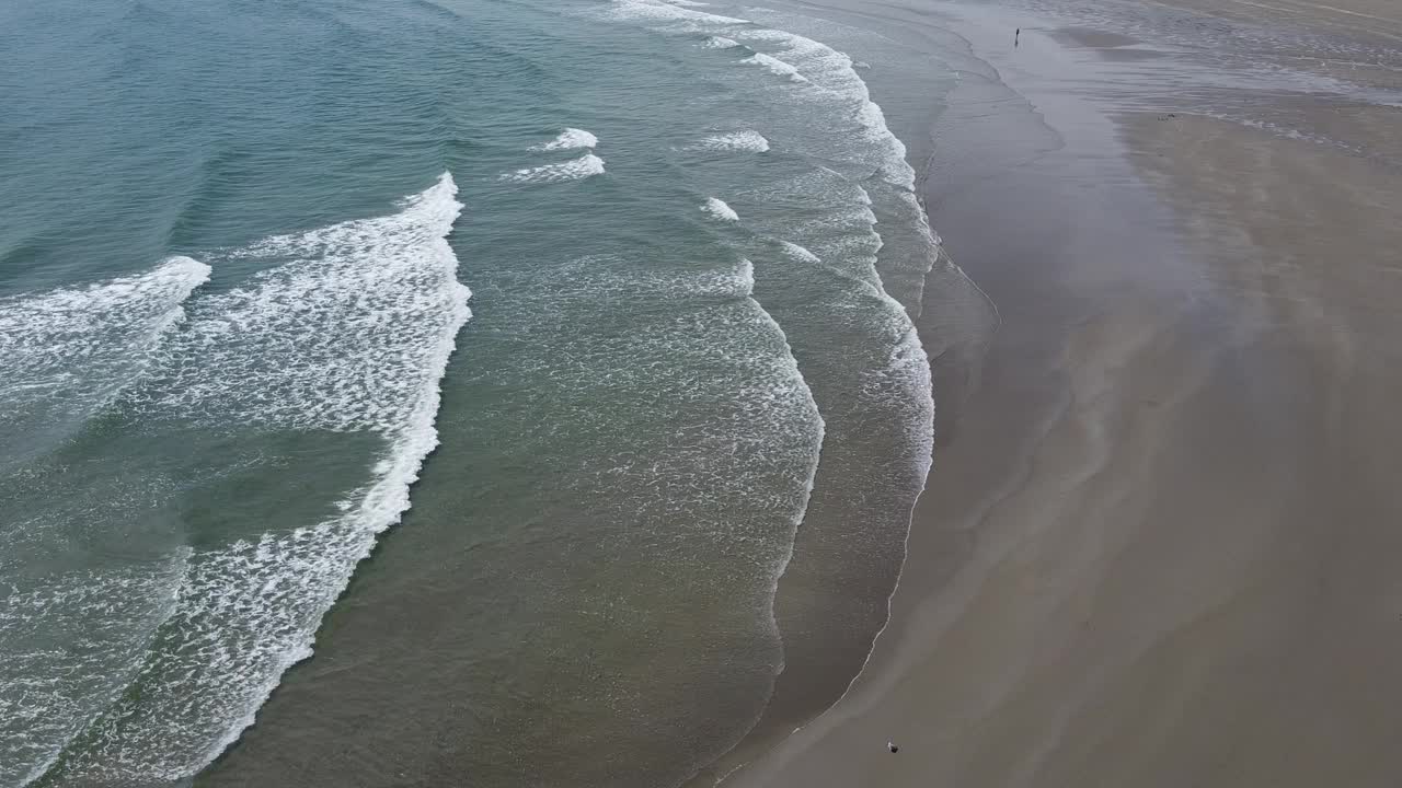 有沙滩和海浪的海滩。白色的泡沫。海上，无人机视频。大西洋上波涛汹涌，涨潮。视频素材