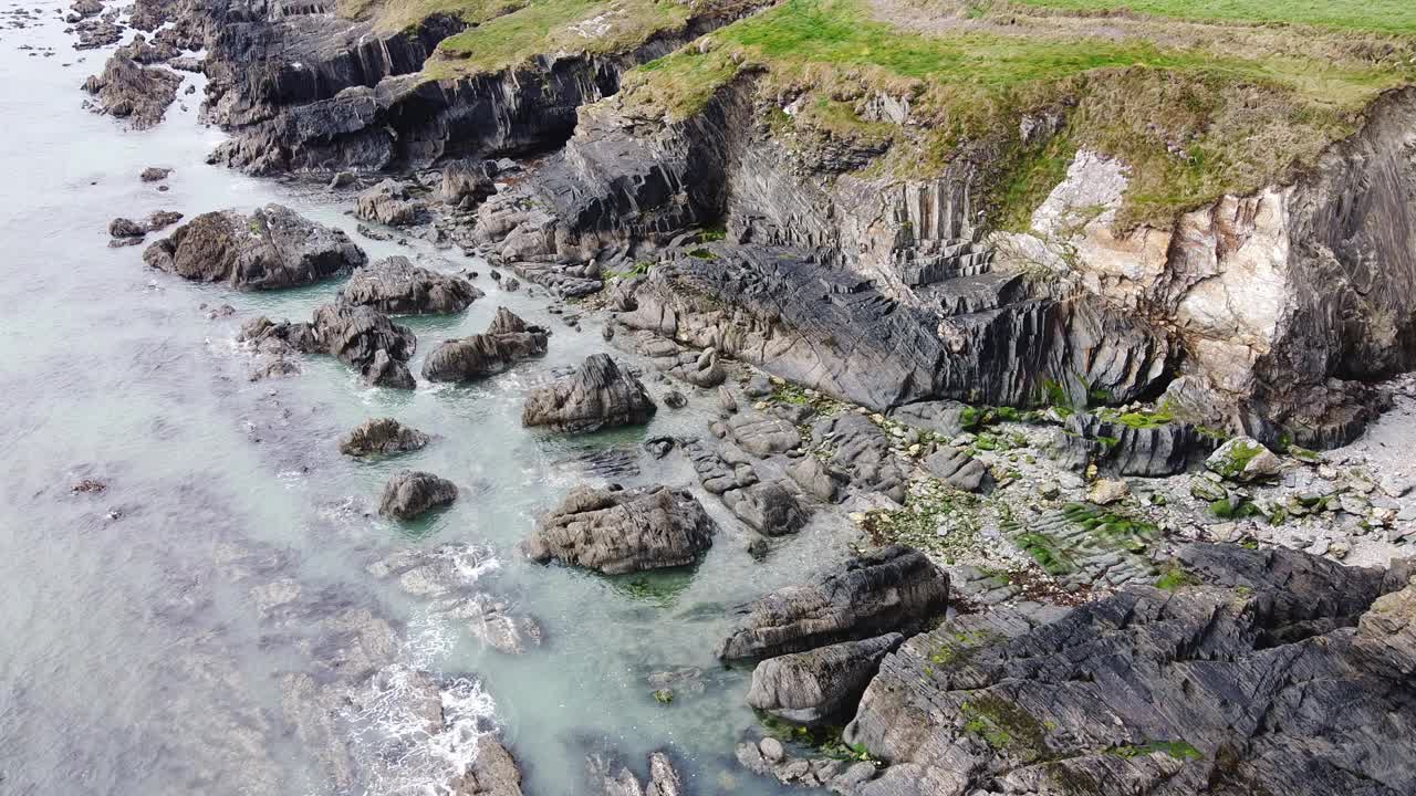 无人机拍摄的凯尔特海岩石海岸线。海浪拍打着石岸。海景。视频素材