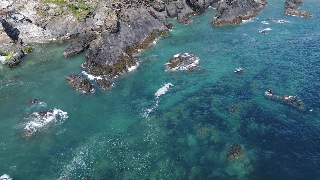 海边美丽的岩石。晴天的海景。爱尔兰风景如画的海岸。视频素材