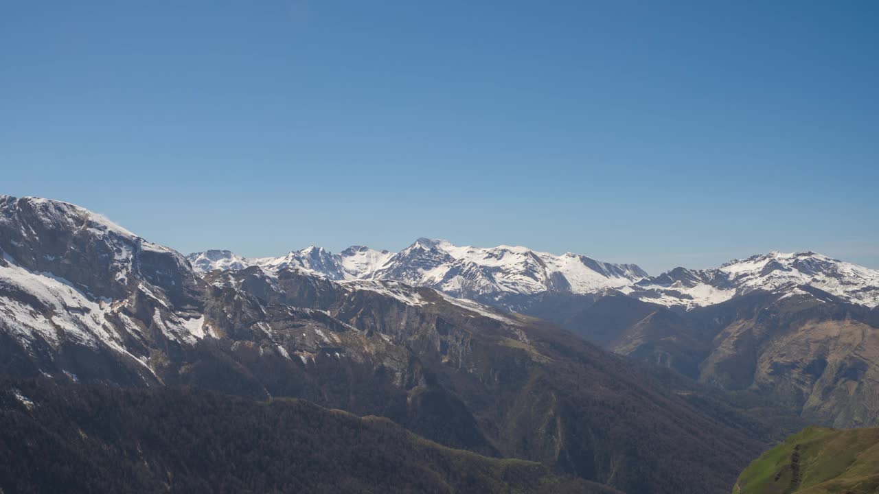 一个平移的风景剪辑显示美丽的景色雪山在法国比利牛斯山脉视频素材