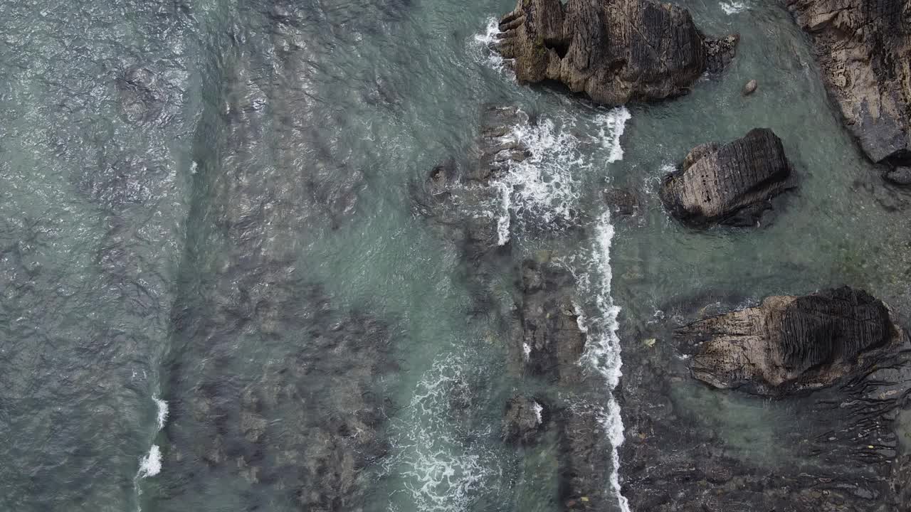 巨大的巨石和海浪，俯视图。海景，无人机视频在全高清格式。凯尔特海的爱尔兰海岸。海面上的小波浪。视频素材