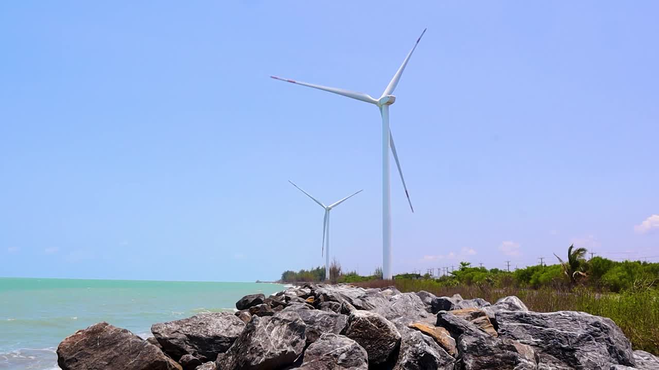 泰国Nakornsrithammarat的Pak Phanang地区海岸附近的风力涡轮机视频下载