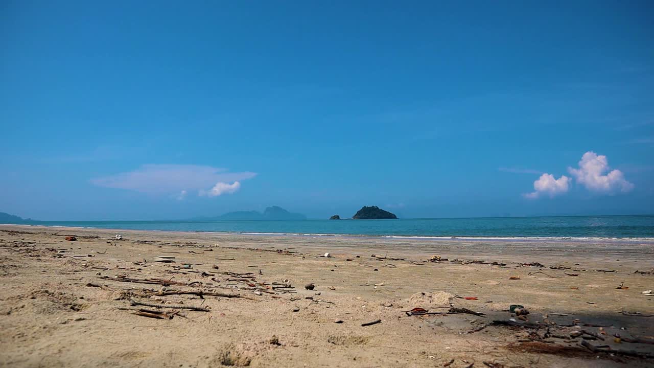 沙滩和大海在阳光明媚的一天，在泰国庄朝迈海滩视频素材