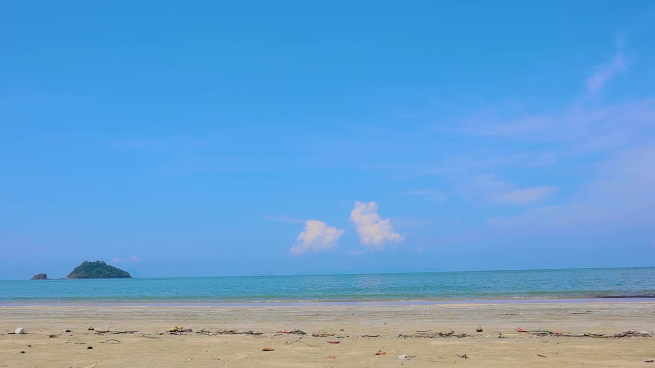 沙滩和大海在阳光明媚的一天，在泰国庄朝迈海滩视频素材