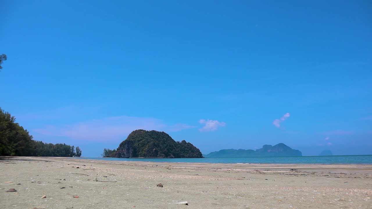 沙滩和大海在阳光明媚的一天，在泰国庄朝迈海滩视频下载