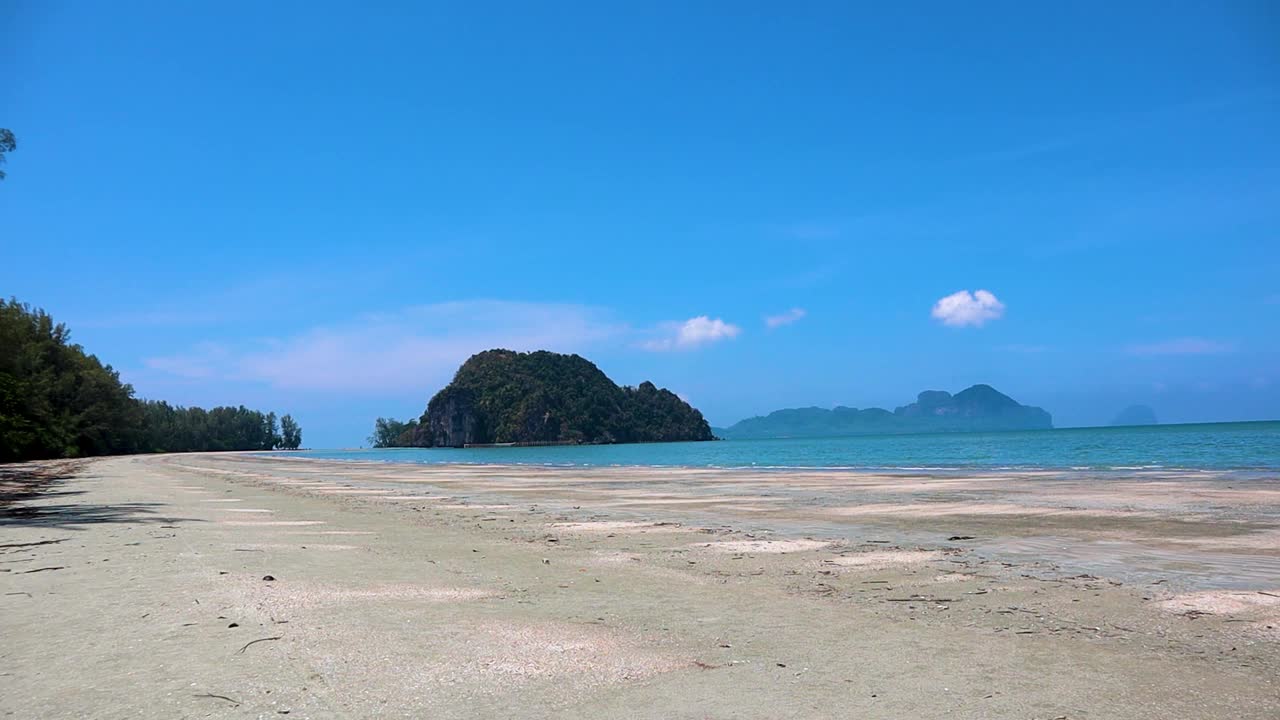 沙滩和大海在阳光明媚的一天，在泰国庄朝迈海滩视频下载