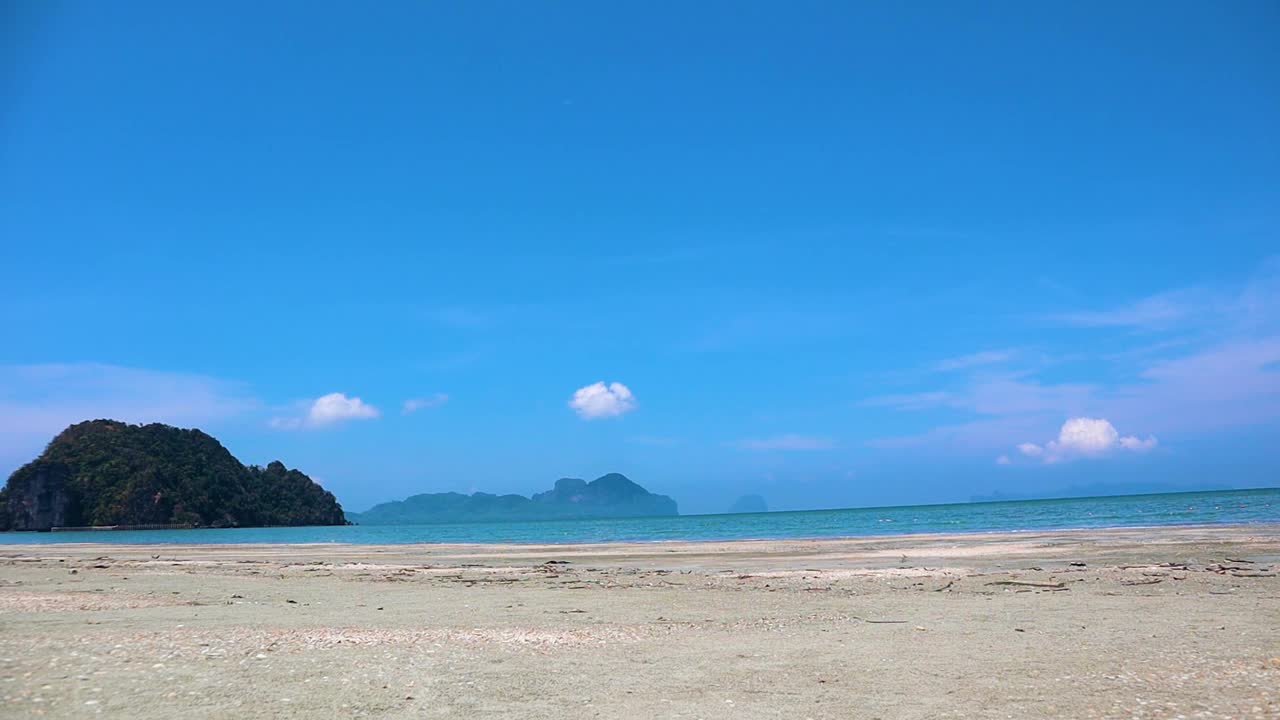 沙滩和大海在阳光明媚的一天，在泰国庄朝迈海滩视频下载