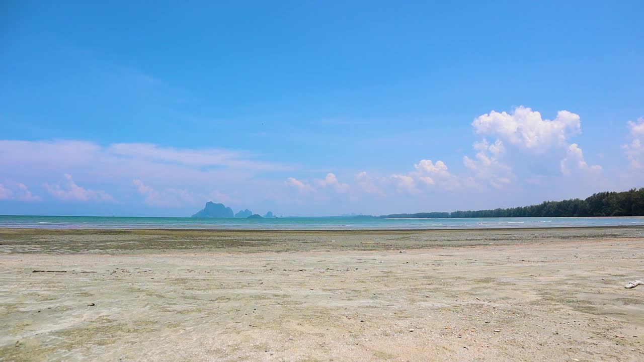 沙滩和大海在阳光明媚的一天，在泰国庄朝迈海滩视频下载