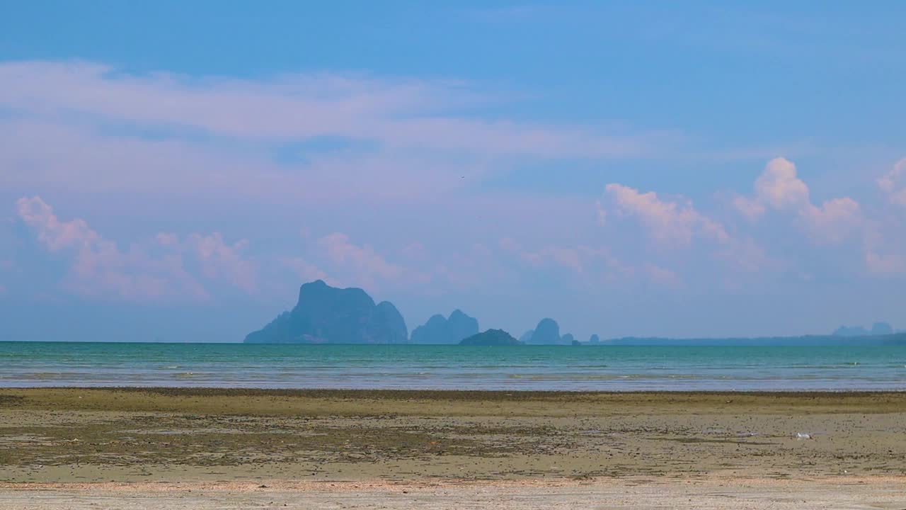 沙滩和大海在阳光明媚的一天，在泰国庄朝迈海滩视频下载