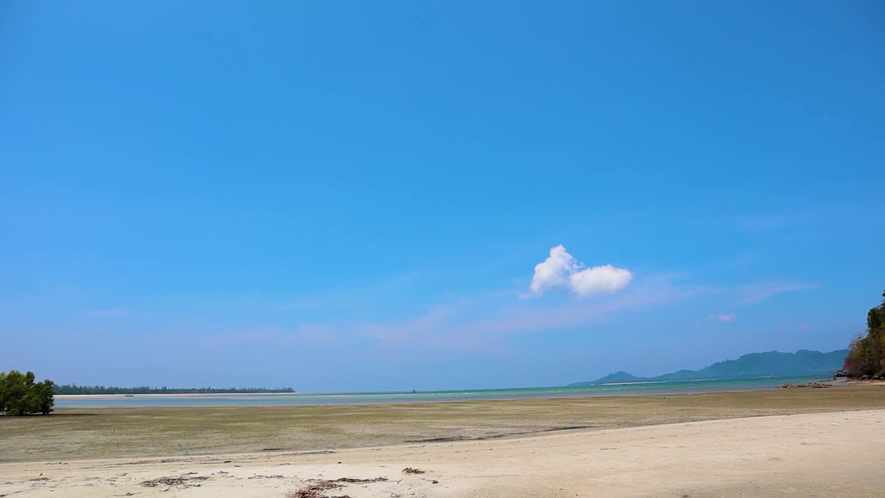 沙滩和大海在阳光明媚的一天，在泰国庄朝迈海滩视频下载