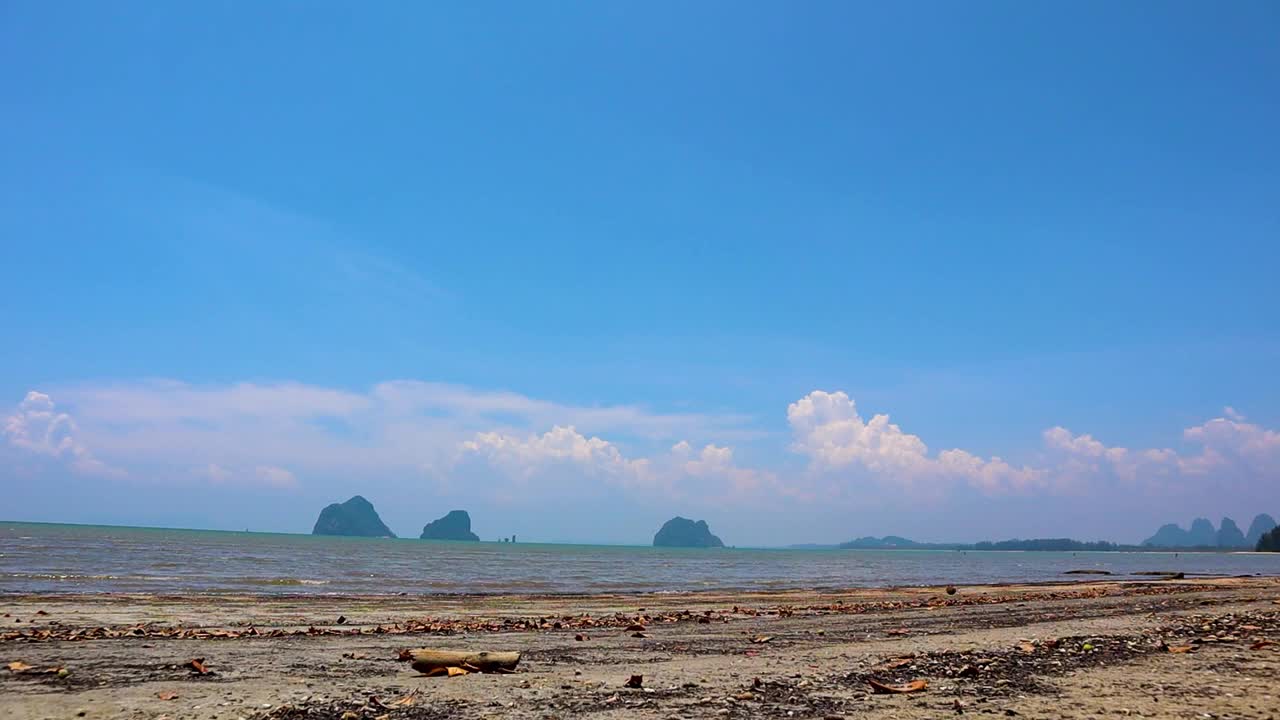 沙滩和大海在阳光明媚的一天，在泰国庄朝迈海滩视频素材