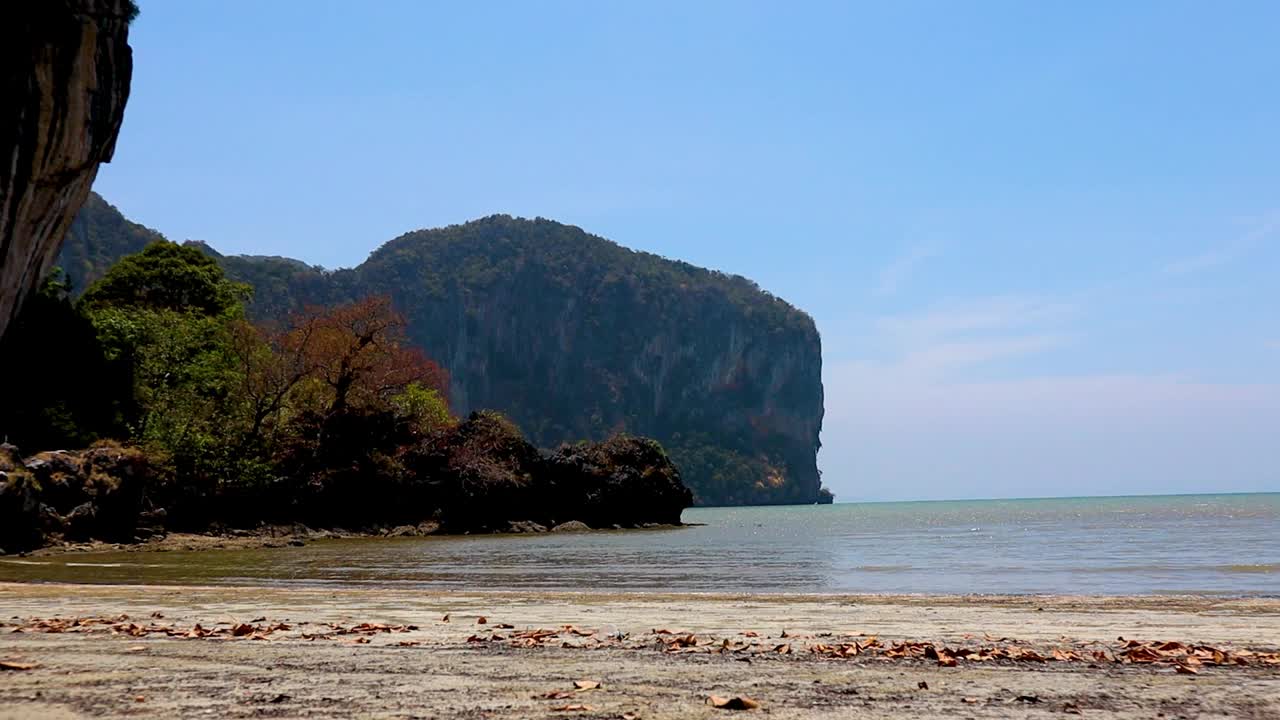 沙滩和大海在阳光明媚的一天，在泰国庄朝迈海滩视频下载