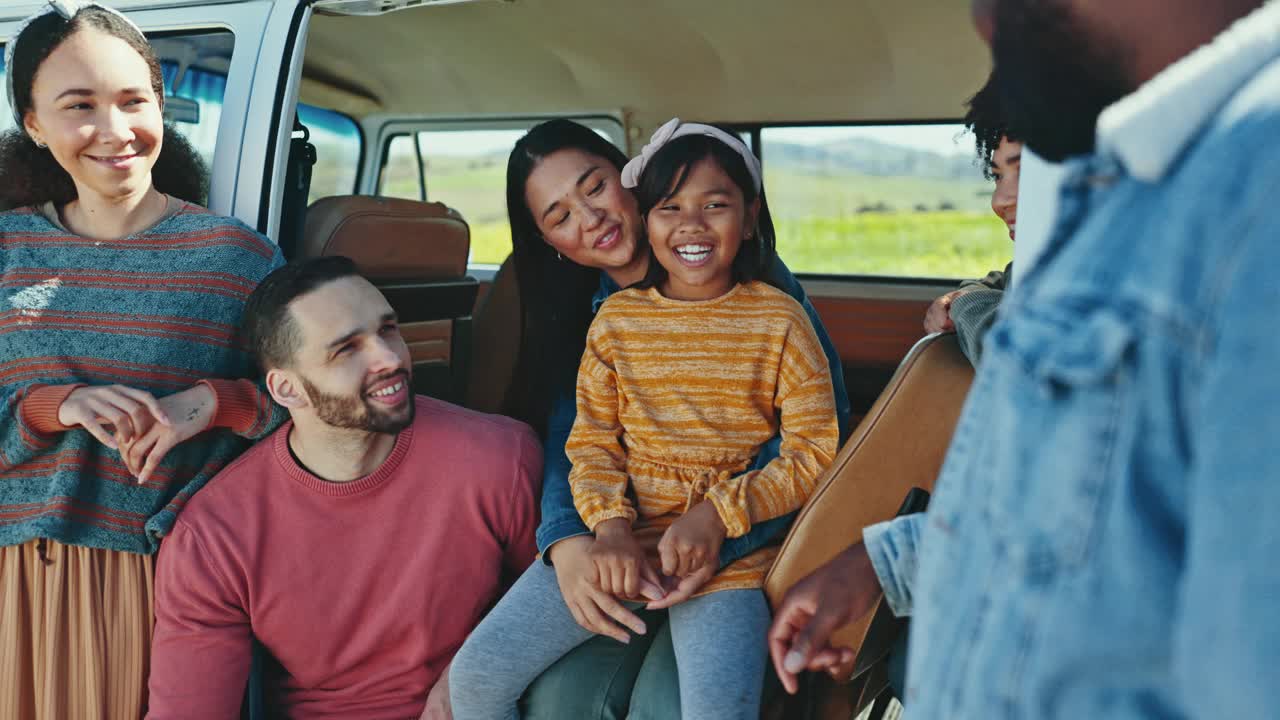 多种族家庭，在公路旅行中交谈和面包车，享受与女人，男人和孩子的谈话和旅行。冒险，自然和人或朋友一起旅行和快乐的户外联系视频素材