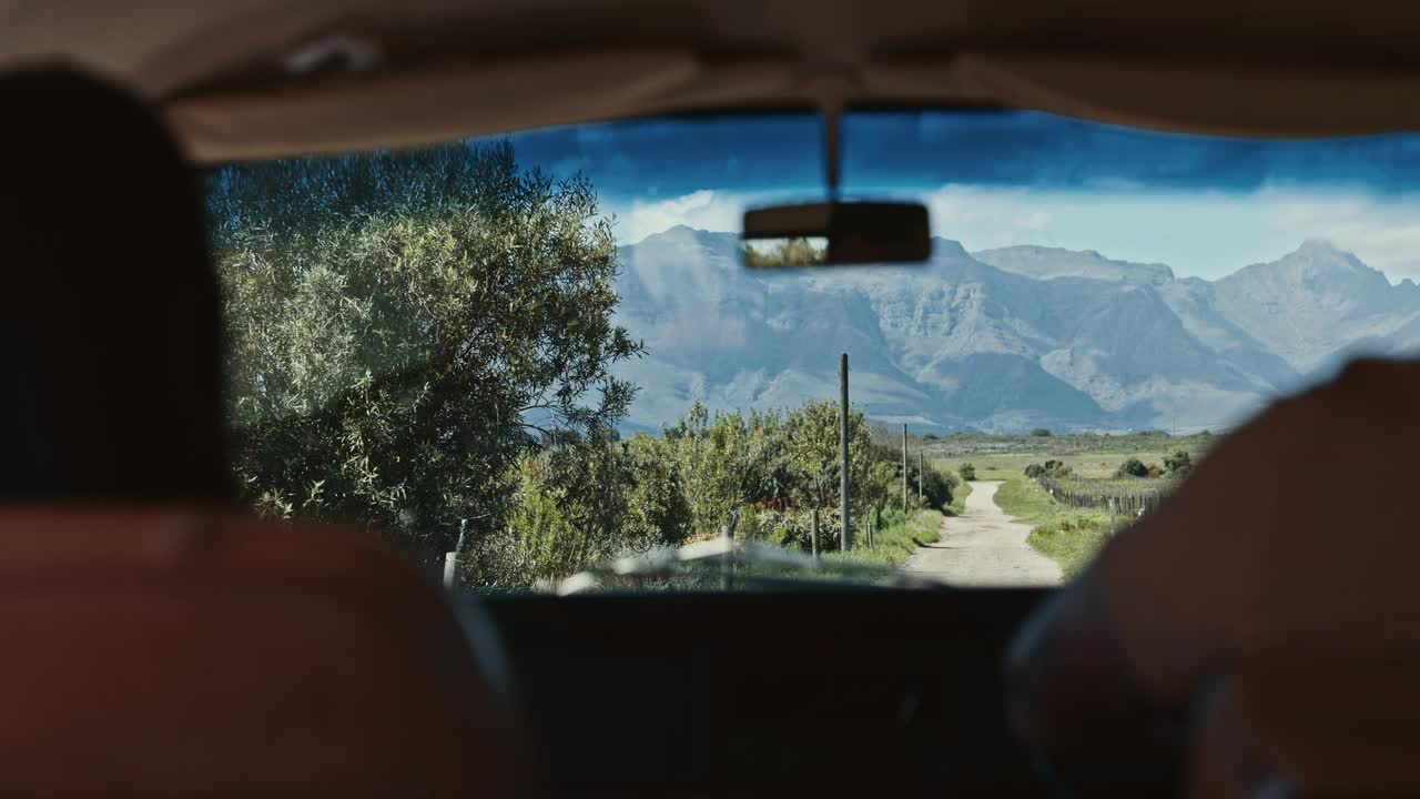 POV，驾车和乡村度假，在大自然，砾石或山区旅行或冒险。酒庄的司机、乘客或妇女、交通工具或公路旅行、灌木或挡风玻璃视频素材