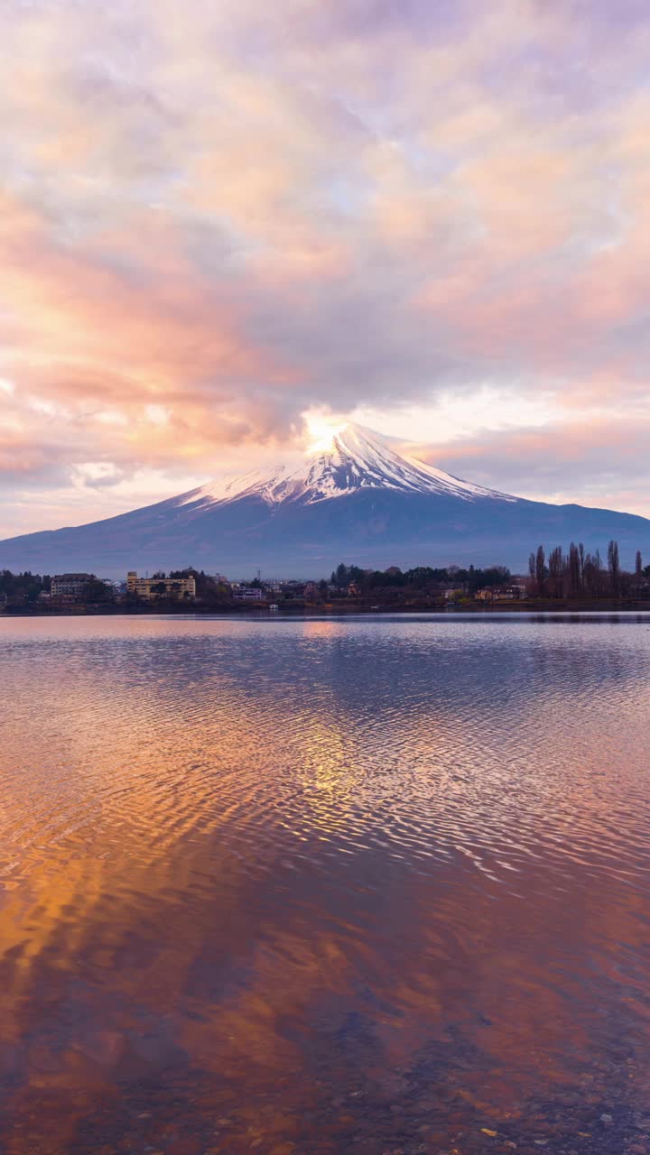 垂直视频。日本日出时富士山和川口湖的时间流逝。视频素材