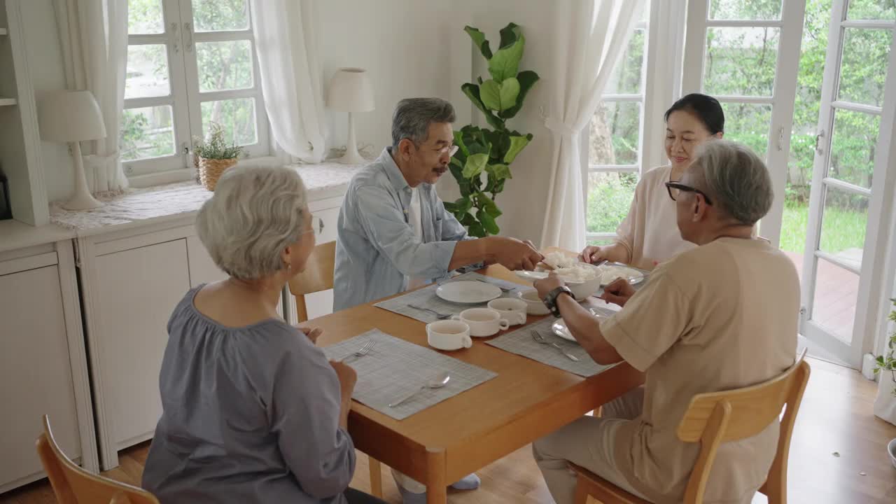 高年级的朋友一起吃午饭视频素材