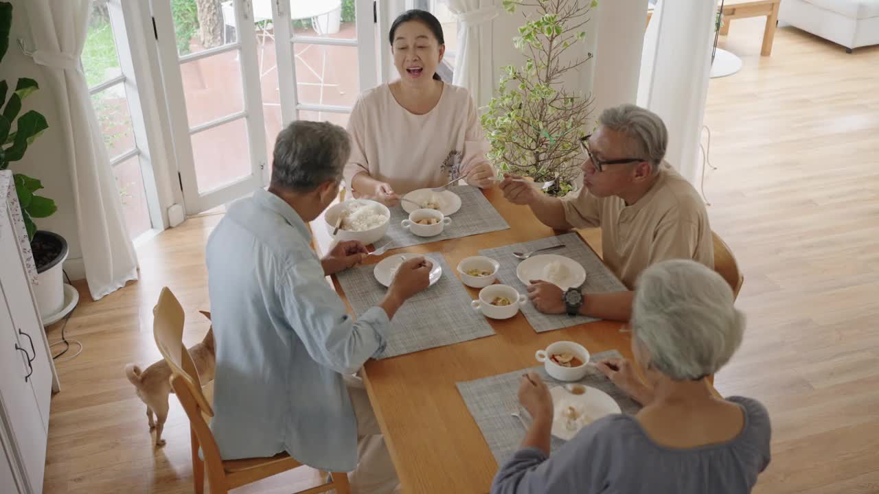 高年级的朋友一起吃午饭视频素材