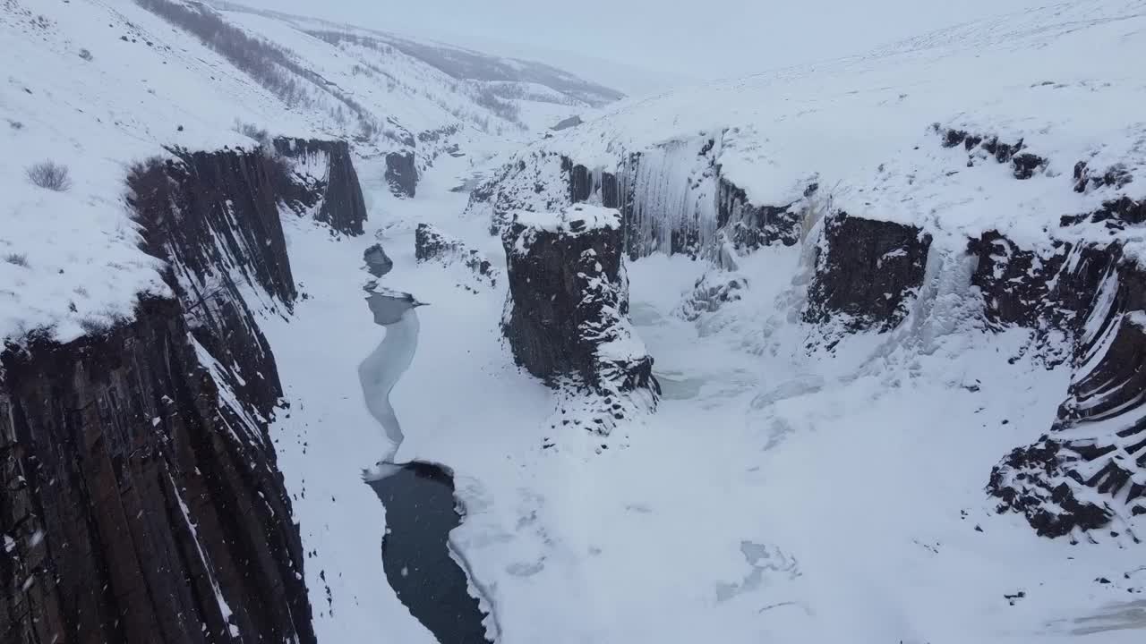 在下雪的时候开车穿过Studlagil North视频下载