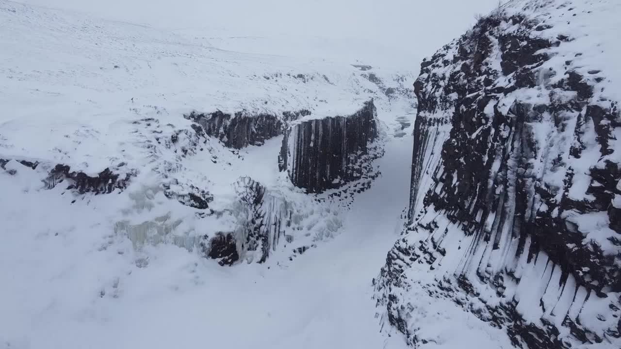 在下雪的时候开车穿过斯图拉格尔向南行驶视频素材