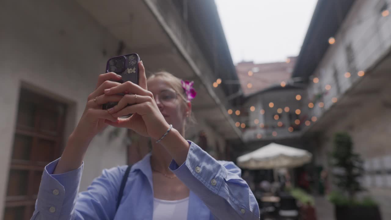 一个十几岁的女孩在波兰卡齐米日犹太区克拉科夫拍摄迷人的街道视频素材