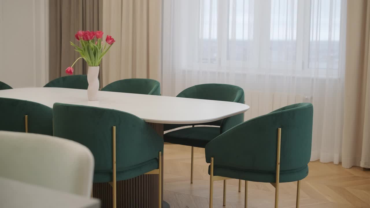 视频室内房间的设计和装修现代极简风格的生活和用餐区一室公寓。视频素材