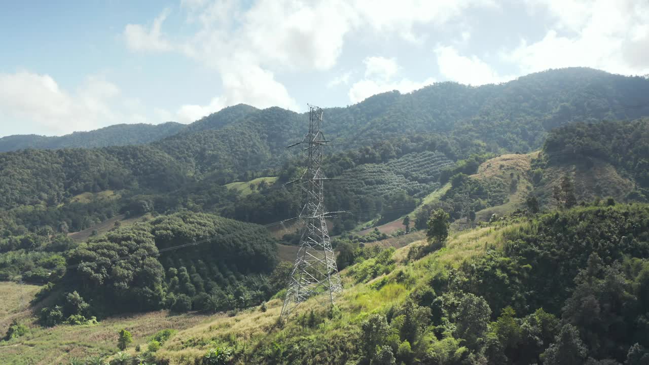 传输塔或电力塔鸟瞰图与天空背景。视频下载