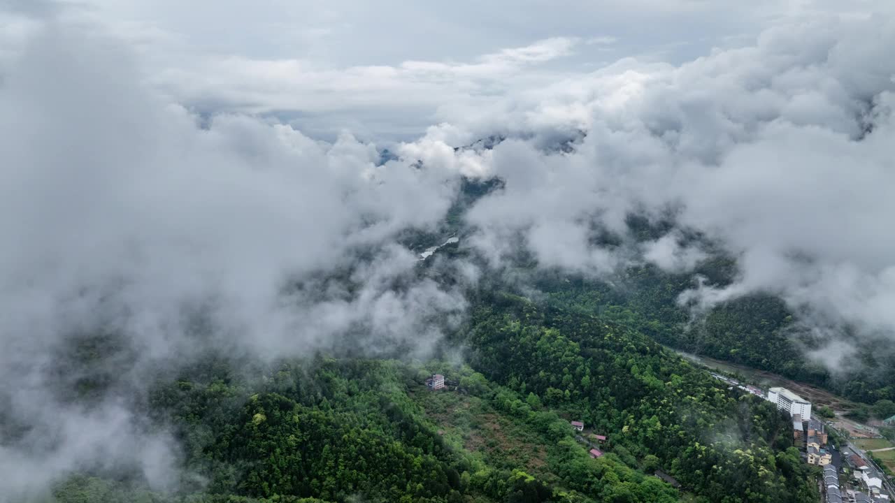 航拍云海，雾和山视频素材