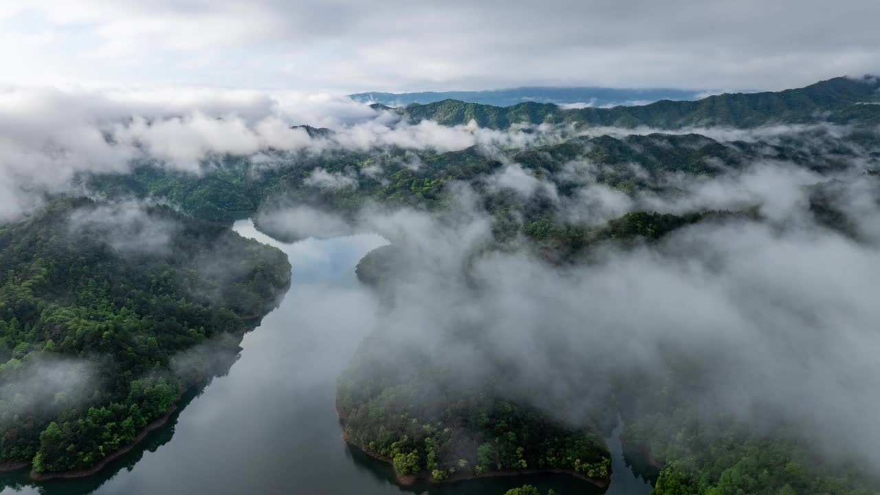 航拍云海，雾和山视频素材