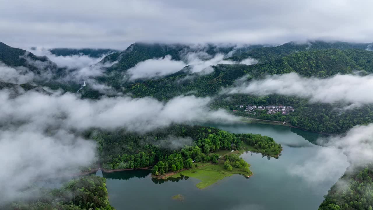 航拍云海，雾和山视频素材