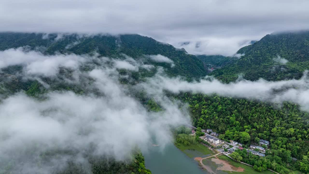 航拍云海，雾和山视频素材