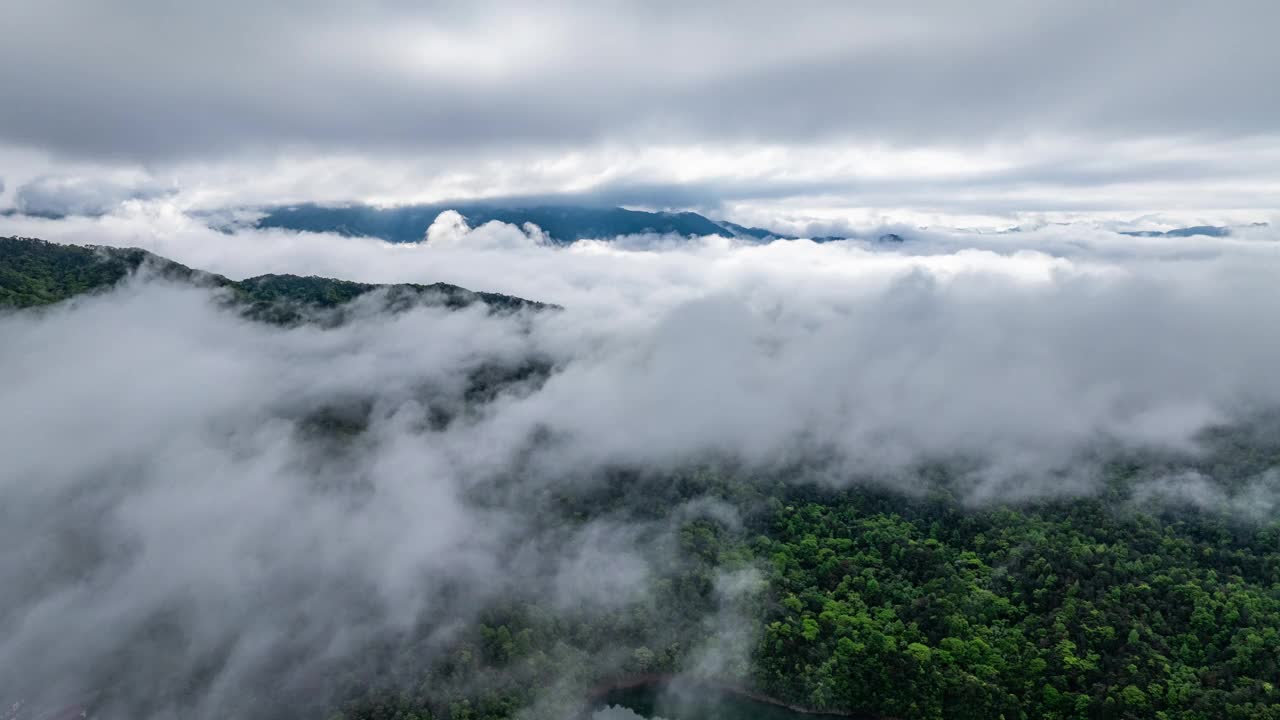 航拍云海，雾和山视频素材