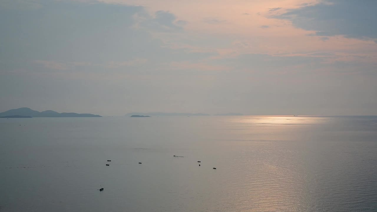 晚上的海洋和海景与蓝天，夏天的自然背景视频素材