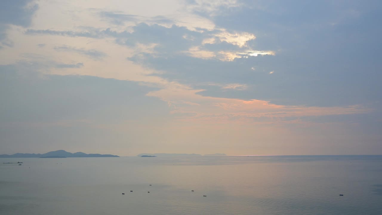 晚上的海洋和海景与蓝天，夏天的自然背景视频素材