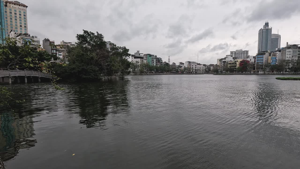 随时间变化的城市湖泊全景视频素材