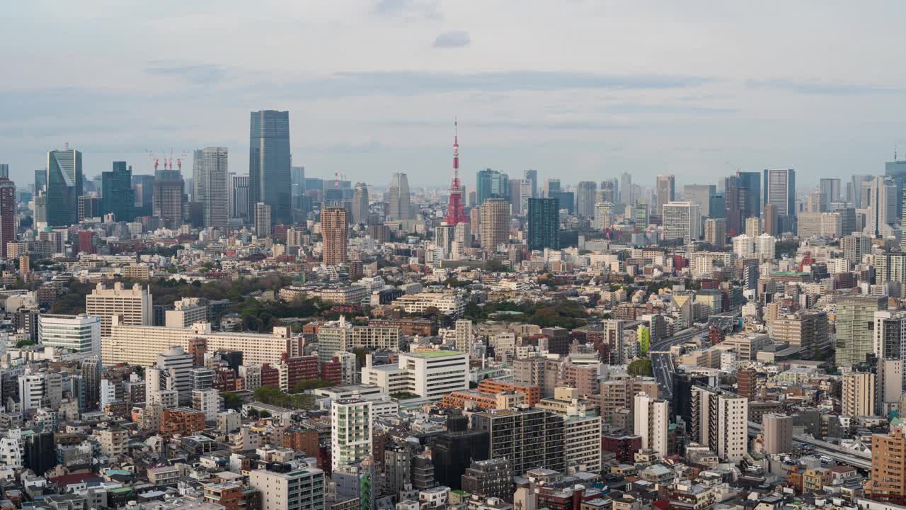 东京城市鸟瞰图代表了从白天到夜晚的过渡，城市的灯光和高速公路的灯光一起打开。4 k Res。视频下载