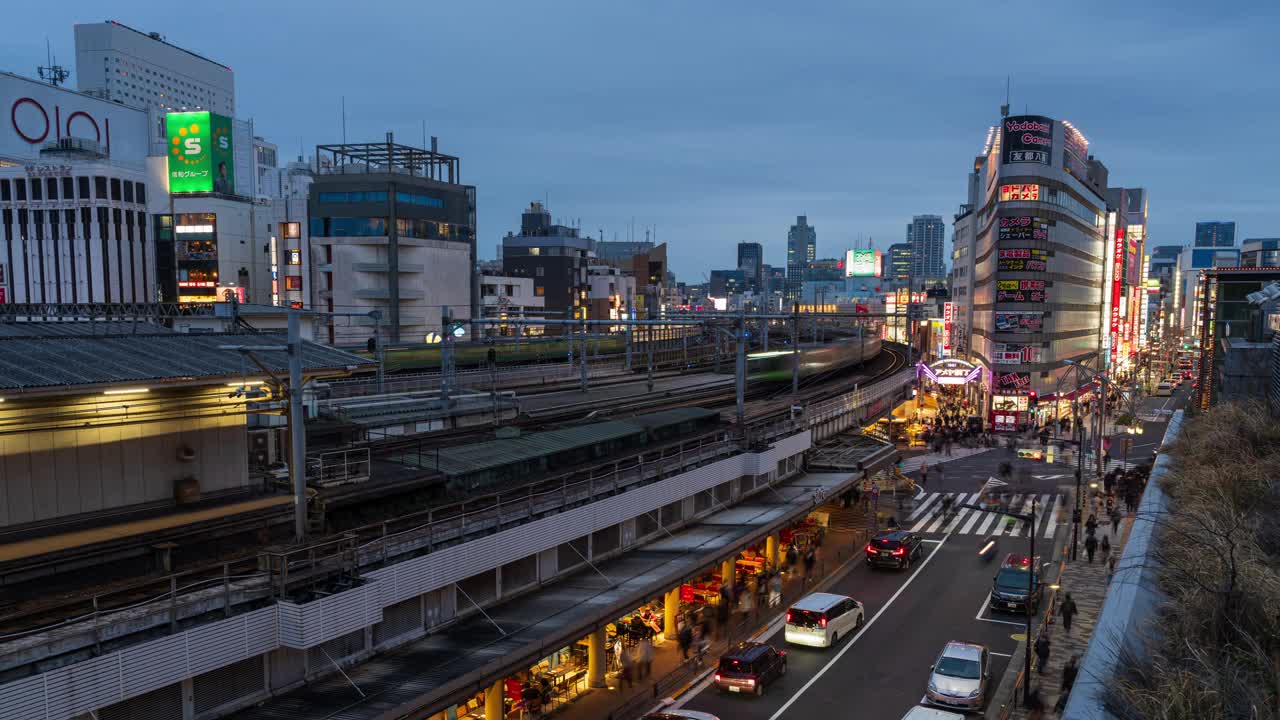 位于上野车站的美洋子市场是当地居民和游客的热门旅游景点。有几列火车经过这个车站视频下载