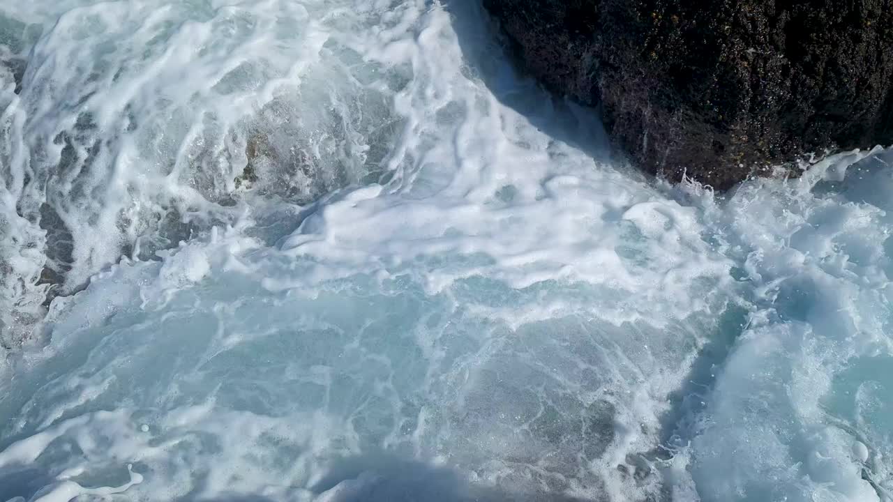 海水翻动岩石视频素材