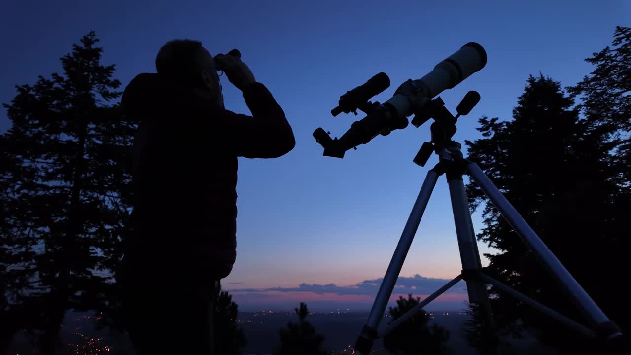 业余天文学家，用望远镜和双筒望远镜观察夜空，观察行星、恒星、月亮和其他天体。视频素材